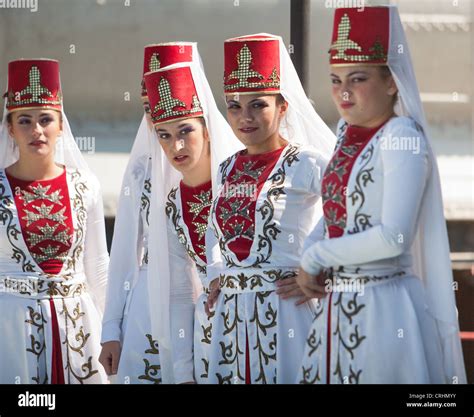 T Rkische Frauen Tragen Traditionelle Kleidung Anatolische T Nze Von