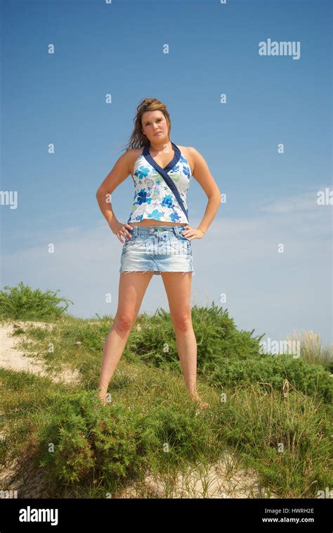 Schöne Junge Frau Am Strand Trägt Einen Minirock Und Ein Blau Und Weiß Top Stockfotografie Alamy