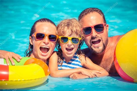 Familia Feliz Jugando En La Piscina 2023