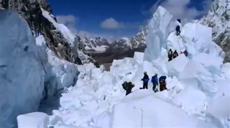 15 Bsf Jawans Make Mount Everest A Cleaner Peak To Climb Remove 700