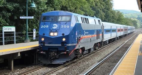 Metro North P32ac Dm No 209 Leading A Northbound Commuter Service At