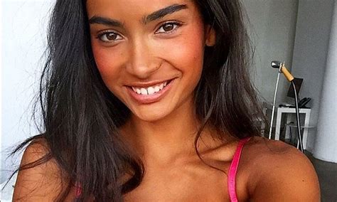 Kelly Gale Draws Attention To Her Perky Cleavage As She Shares Sexy Selfie Daily Mail Online