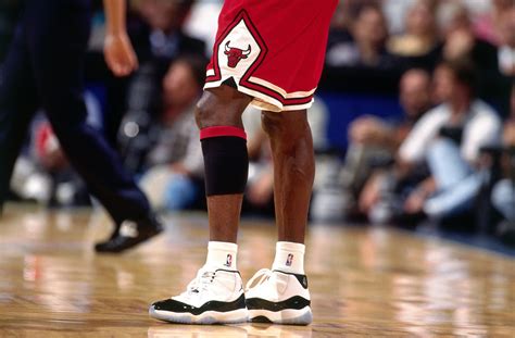 Nike mens air jordan 1 mid chicago black toe basketball sneakers (11). 나이키 에어조던 11 콩코드 (Nike Air Jordan 11 Concord)