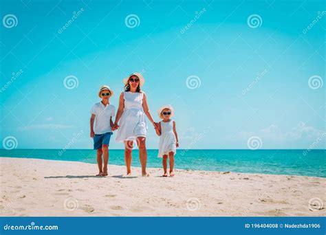Familia Feliz Madre Con Hijo Y Su Hija Caminan En La Playa Foto De
