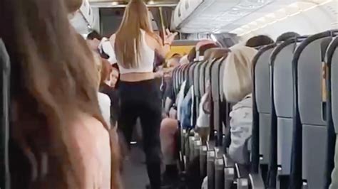 Россиянка устроила дебош на борту рейса Стамбул — Москва и попала на видео Мослента