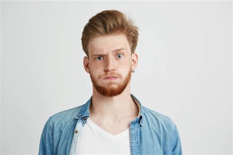 Retrato De Hombre Joven Nervioso Con Barba Levantando La Frente Foto