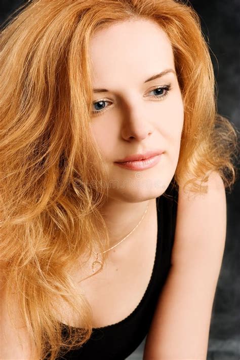 Sexy Redhead Vrouwen Romantisch Portret Stock Foto Image Of Lippen