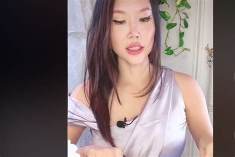 Foto Viral Video Chef Vindy Lee Ajarkan Cara Makan Nasi Padang Elegan
