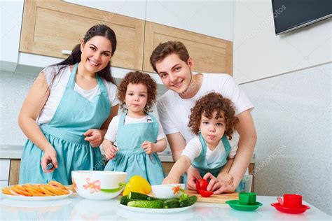 Feliz Madre E Hija Se Divierten Juntos En La Cocina
