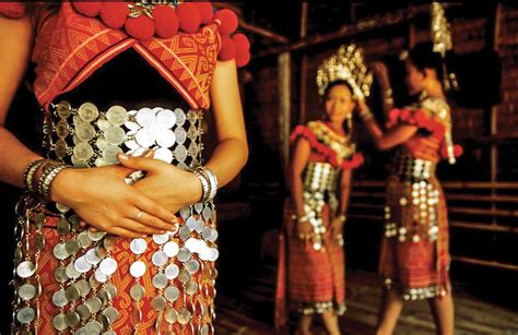 sarawak-culture-defined-through-traditional-clothing-•-borneotalk