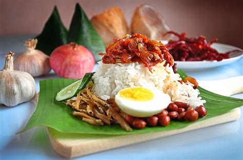 Yakni, gaun yang merepresentasikan makanan nasional mereka, nasi lemak. A Group Of Malaysians Arrested By The Police For Buying ...