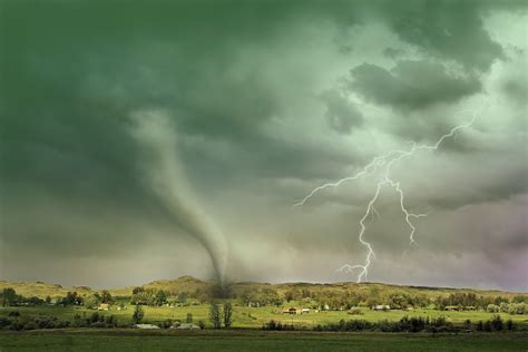 Don't look at the sky shakil ahmed. Why Is the Sky Green Before a Tornado?