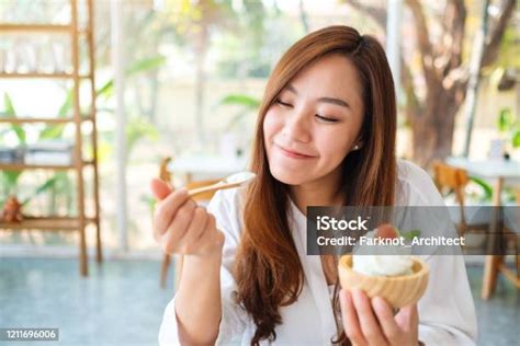 Seorang Wanita Asia Cantik Menikmati Makan Es Krim Di Restoran Foto Stok Unduh Gambar Sekarang
