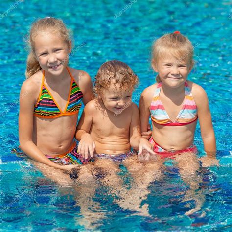 Zwei Kleine Mädchen Und Ein Kleiner Junge Spielen Im Pool
