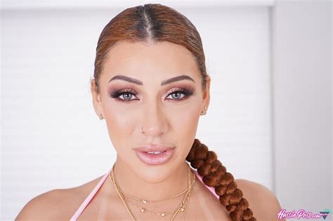 Pornstar Valentina Jewels Hussiepass Makyaj Izleyiciye Bakıyor Hd Masaüstü Duvar Kağıdı