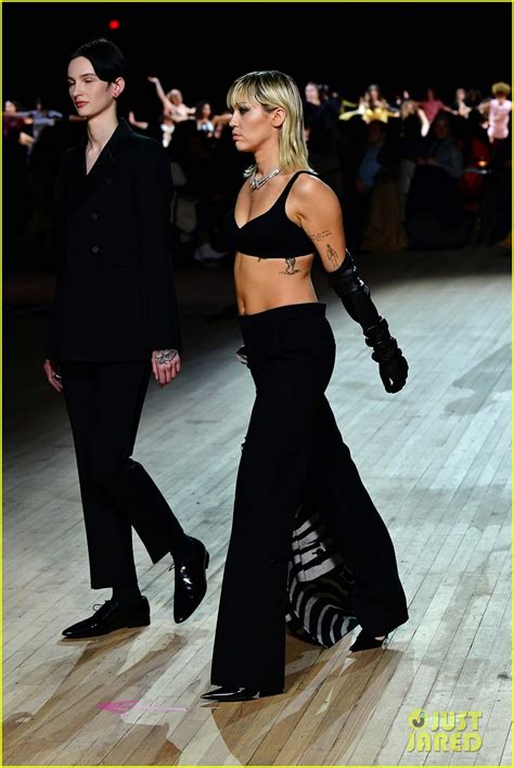 Photo Miley Cyrus Shows Off Rocking Body Walking In Marc Jacobs Nyfw