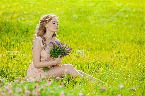 배경 화면 햇빛 야외 여성 여자들 모델 금발의 꽃들 긴 머리 닫힌 눈 자연 좌석 사진술 드레스 녹색 노랑 목초지 인물 사진 꽃 피는 식물