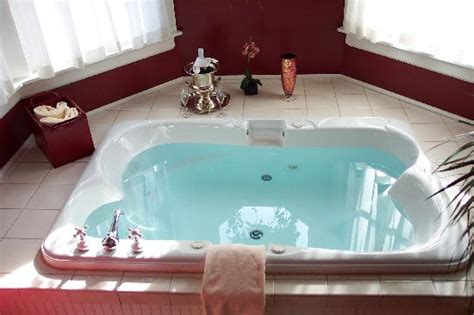 The 4 chrome jacuzzi jets will transform your whirlpool bath tub into a spa in the comfort of your own home. 932 Penniman - Picture of 932 Penniman - A Bed and ...
