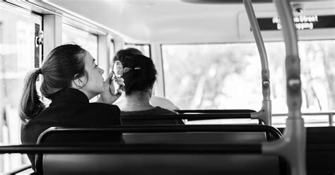 Mädchen Bekommt Ihre Tage Im Bus Und Wird Von Jungen Gerettet