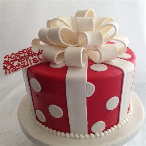 Round T Box Cake 2744 T Box Cakes Present Cake Birthday