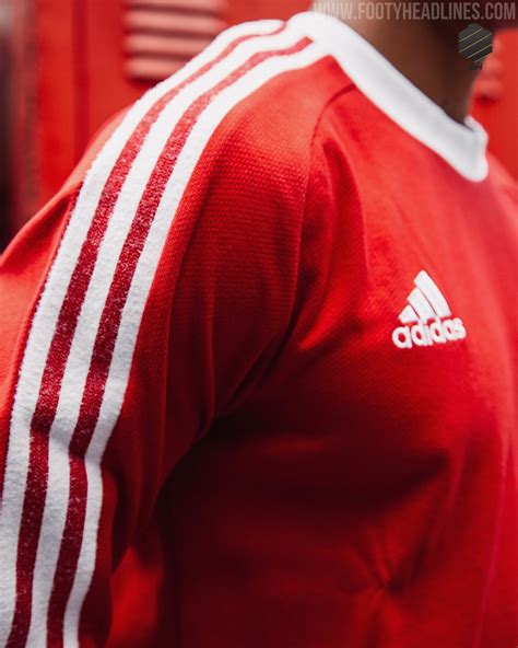The 3 stripes, placed on the shoulders of the shirt, are also white. Adidas Manchester United 20-21 Icon Trikot + Jacke ...