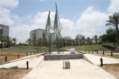 קו ההתמחות בייצור חדרי שינה, מזנונים וארונות, מיטב העיצובים והדגמים שמובילים את ענף הריהוט בישראל, ייצור ריהוט ברמת גימור גבוהה מאוד המשווקת לחנויות רהיטים. יזכור - אנדרטה לזכר בני העיר שנפלו במערכות ישראל