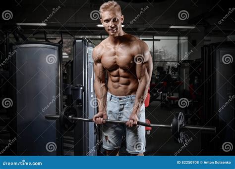 Il Forte E Giovane Atletico Bello Muscles L ABS Ed Il Bicipite Fotografia Stock Immagine Di