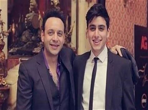 ^ معلومات عن تيام قمر على موقع elcinema.com. يشارك بـ"خيانة عهد".. كيف تفاعل الجمهور مع نجل مصطفى قمر ...