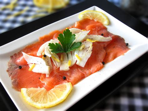 Con gli antipasti ci si può veramente sbizzarrire, ma oggi vogliamo provarne alcuni che hanno come ingrediente chiave il salmone affumicato, che fa bene alla salute e a tavola riscuote sempre un. Salmone affumicato e finocchi | Pasticciando con Rosy