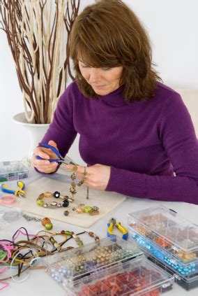 C'est dans notre atelier à sainte foy la grande en gironde que nous créons et fabriquons avec le plus grand soin et à la main votre bijou unique et précieux. formation bijoux fantaisie