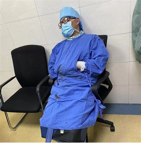 16个小时连做7台手术，他歪在椅子上睡着了 健康 长沙晚报网