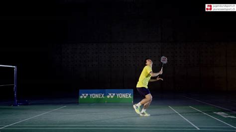 We raise the racket above the head and, when the racket is swung, propel the shuttlecock forward and up using. Badminton: Clear Rückhand (seitlich) - YouTube
