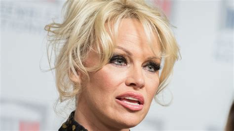 Pamela Anderson L Actrice Se Confie Sur L Agression Sexuelle Dont