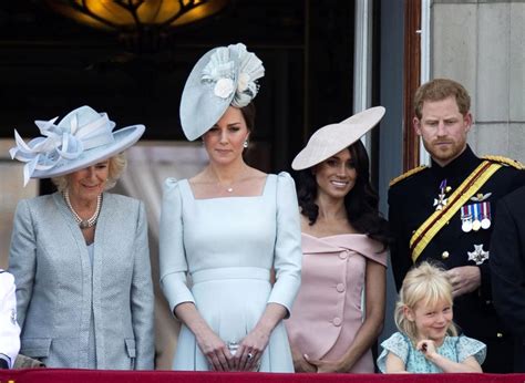 Ecco il ritratto (semi) ufficiale con i tipici christmas jumpers. La famiglia reale inglese alla parata Trooping the Colour ...