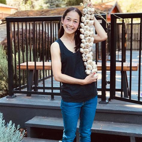 อุ้ม สิริยากร ได้สัญชาติ กลายเป็นพลเมืองอเมริกันเต็มตัว หลังรอนาน 6 ปี อุ้ม สิริยากร กับความพอเพียงในต่างแดน ตามรอย ในหลวง ร. อุ้ม สิริยากร อัปเดตภาพปัจจุบัน อดีตนางเอกชื่อดัง หลังอำลาวงการบันเทิง