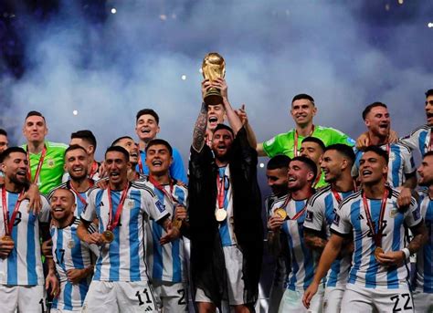 Messi por fin levanta la copa Argentina campeón del Mundial Qatar