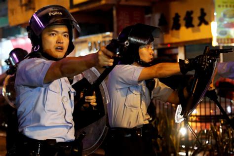 Wan hazreek putra hussain yusuf (1.2 m). Politiet affyrede skud mod demonstranter i Hongkong ...