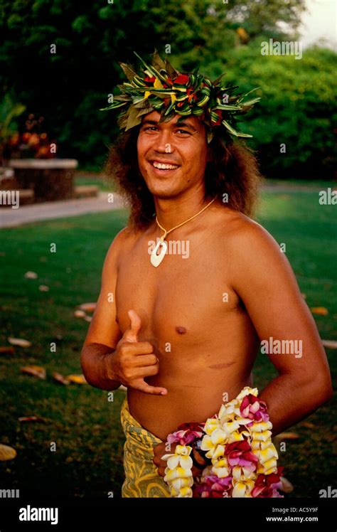 1 1 hawaiische Mann Augenkontakt Vorderansicht Porträt Hang Loose