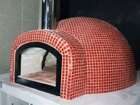 Horno de barro leña tradicional veneciano rojo @todotierraarquitectura