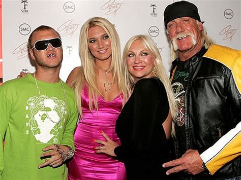 Hulk Hogan Knocked Out Ex Wife Gets Percent In Divorce Settlement