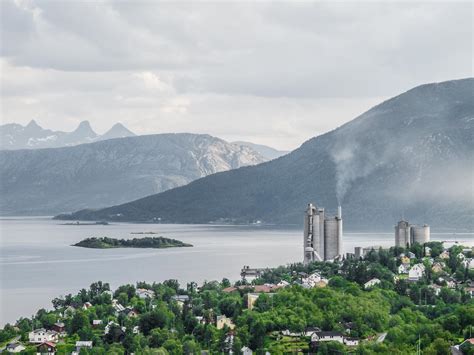 The island of hulløya lies off the coast of kjøpsvik. Kjøpsvik - K O S M O S