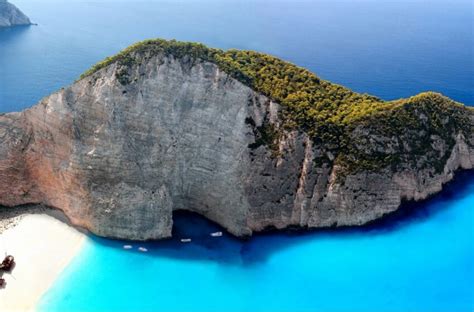 vogue Αυτές είναι οι ”πιο όμορφες ελληνικές παραλίες για βουτιές” libre