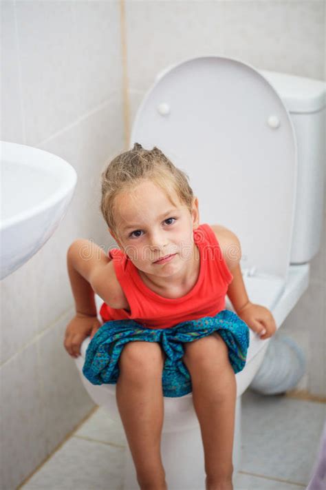 Damen urinal urinella für frauen toilette camping outdoor urinierhilfe pinkeln. Junge, Der Auf Der Toilette Sitzt Stockbild - Bild von ...