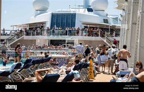 Crowded Pool Cruise Hi Res Stock Photography And Images Alamy