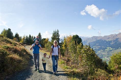 Das arosa bärenland gibt bären, die aus schlechten haltungsbedingungen gerettet werden, ein artgemässes zuhause. Familien Tour vom Arosa Bärenland-Maraner Hauptji ...