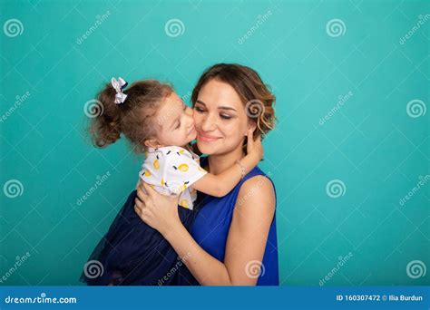 Madre E Hija Alegres Sonriendo Y Teniendo Un Abrazo Foto De Archivo
