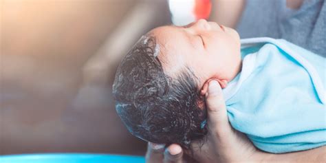 Pahami Cara Memandikan Bayi Yang Baru Lahir