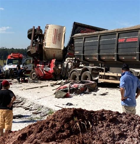 Colisão entre duas carretas na PR 498 mata caminhoneiro de 48 anos