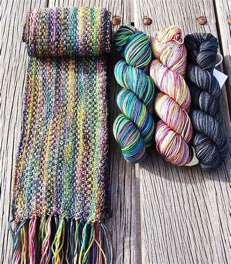 Today we are knitting up this two color linen knit stitch pattern. Maybe this should be my next scarf | Linen stitch, Scarf ...