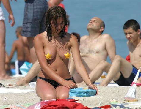 画像海外のビーチでおっぱい丸出しにしてる美女がエロすぎる ポッカキット The Best Porn Website